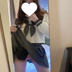 や~